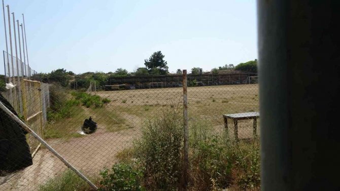 Gençler Saha Bulamazken Terk Edilen Stadı Kurumuş Ot Ve Dikenler Kapladı
