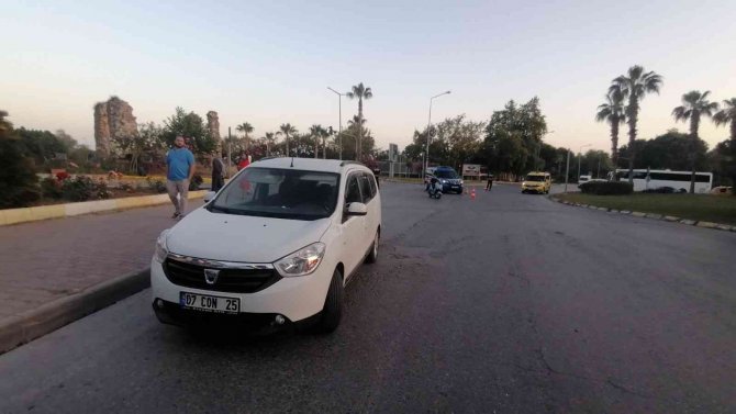 Kadın Motosiklet Sürücüsünü Kaskı Hayatta Tuttu