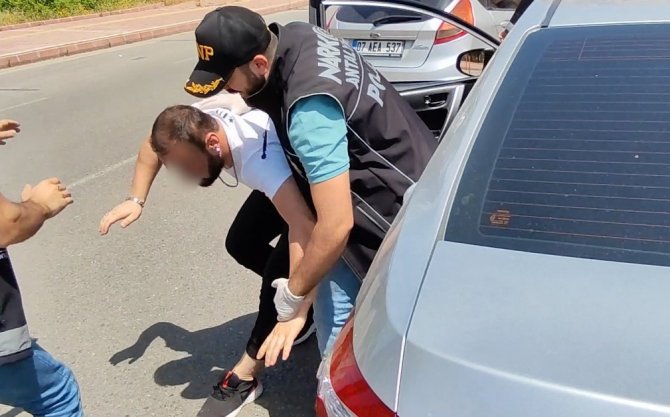 Antalya’da Otomobilde Uyuşturucu Operasyonu