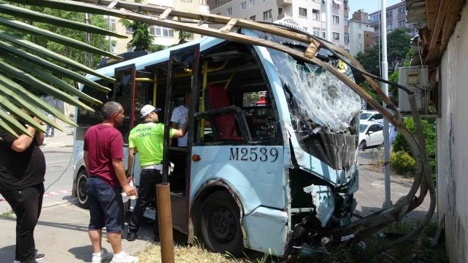 Kartal’da Freni Patlayan Minibüs Elektrik Direğini Devirip Duvara Çarptı