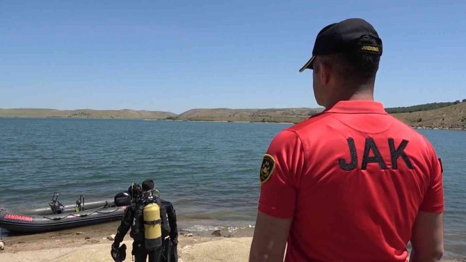 Tekneyle Açıldı, Yüzerek Kıyıya Ulaşmaya Çalıştı: Suda Kaybolan Genç İçin Ekipler Seferber Oldu