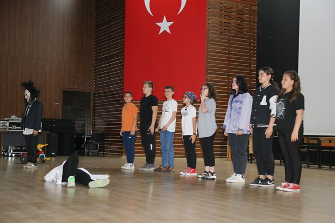 Remzi Molvalıoğlu Ortaokulu Tiyatro Ekibi Sahne Aldı