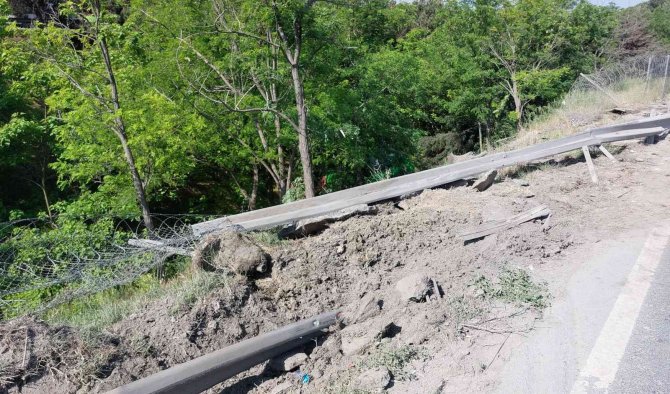 Başakşehir’de İ̇bb’ye Ait Tanker Şarampole Yuvarlandı: 2 Yaralı