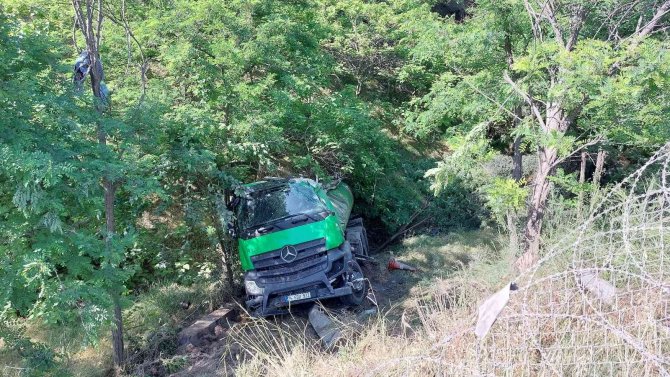 Başakşehir’de İ̇bb’ye Ait Tanker Şarampole Yuvarlandı: 2 Yaralı