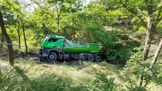 Başakşehir’de İ̇bb’ye Ait Tanker Şarampole Yuvarlandı: 2 Yaralı