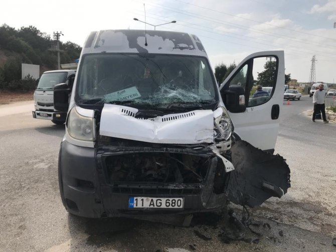 Bilecik’te Fabrika Servisiyle Tır Çarpıştı, 2 Kişi Yaralandı
