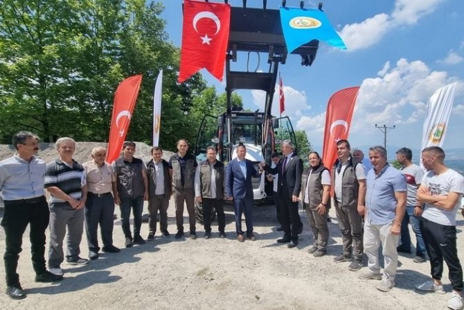 Gölyakalı Çiftçilere İş Makinası Hibe Edildi