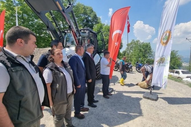 Gölyakalı Çiftçilere İş Makinası Hibe Edildi
