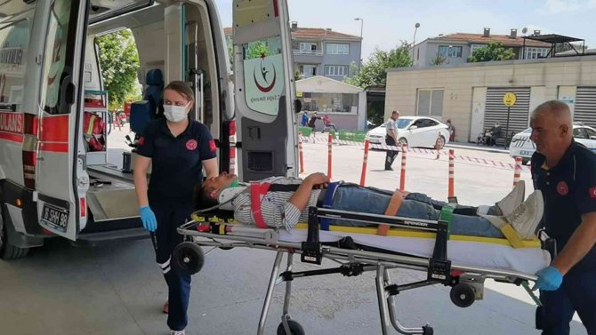 Otomobiller Kafa Kafaya Çarpıştı: 4 Yaralı