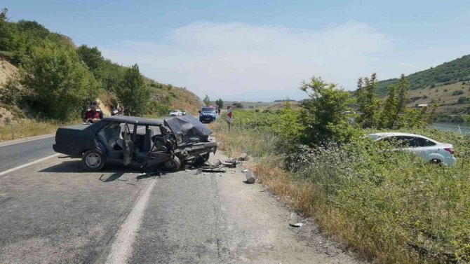 Otomobiller Kafa Kafaya Çarpıştı: 4 Yaralı
