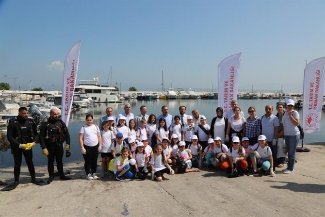 Öğrenciler, Sahilleri Temizledi