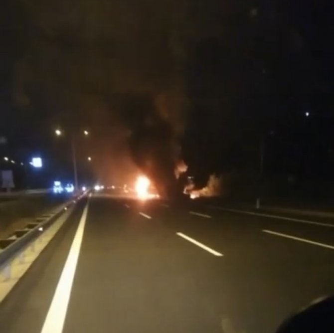 Seyir Halindeki Kamyonet Alev Alev Yandı