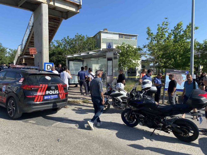 Büyükçekmece’de Otomobil Otobüs Durağındaki Öğrencilerin Arasına Daldı: 1 Ölü, 8 Yaralı