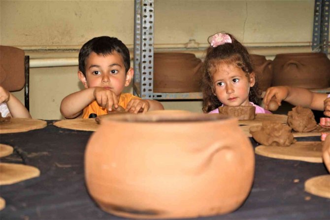Elazığ’da Çömlekler Minik Ellerde Şekilleniyor