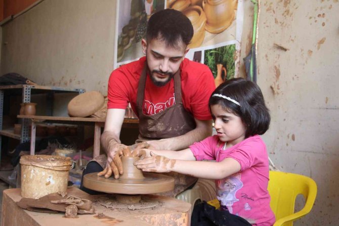 Elazığ’da Çömlekler Minik Ellerde Şekilleniyor