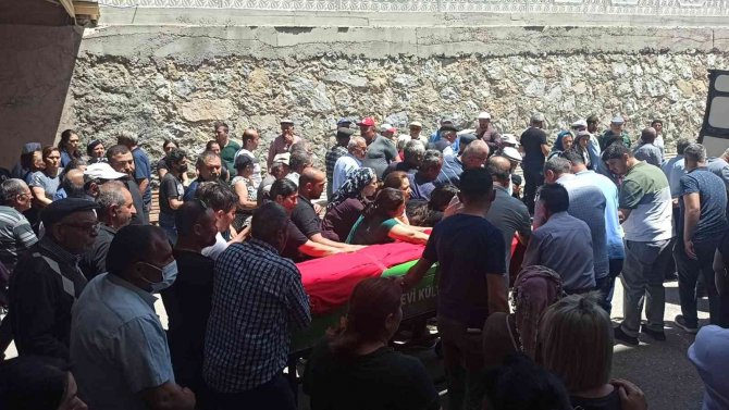 Eniştesi Tarafından Öldürülen Genç Kadın, Gözyaşları Arasında Son Yolculuğuna Uğurlandı
