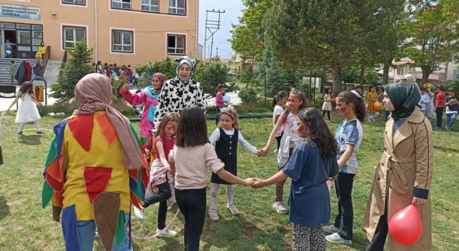 Dpü Eğitim Fakültesi Öğrencileri, Köy Okulunun Çocuk Şenliğinde