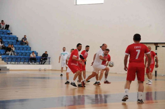 Ebyu Mezunları Ve Akademisyenleri Futbol Gösteri Maçında Bir Araya Geldi