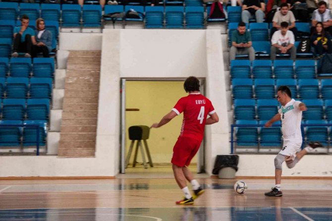 Ebyu Mezunları Ve Akademisyenleri Futbol Gösteri Maçında Bir Araya Geldi