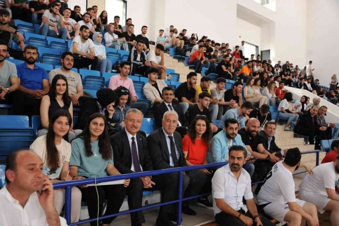 Ebyu Mezunları Ve Akademisyenleri Futbol Gösteri Maçında Bir Araya Geldi