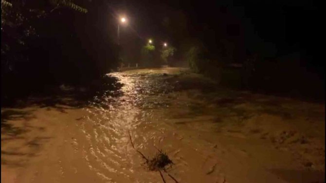 Amasya’da Kumluk Deresi Taştı, Ev Ve Ahırları Su Bastı