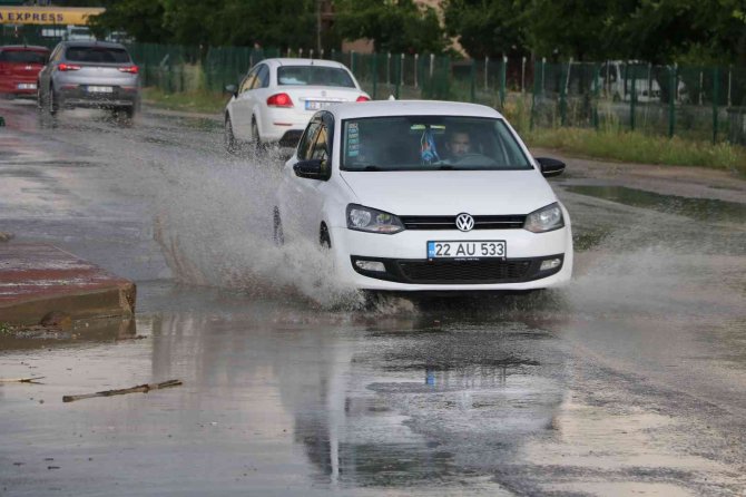 5 Dakikalık Sağanak Edirne’nin Bozuk Yollarını Göle Çevirdi