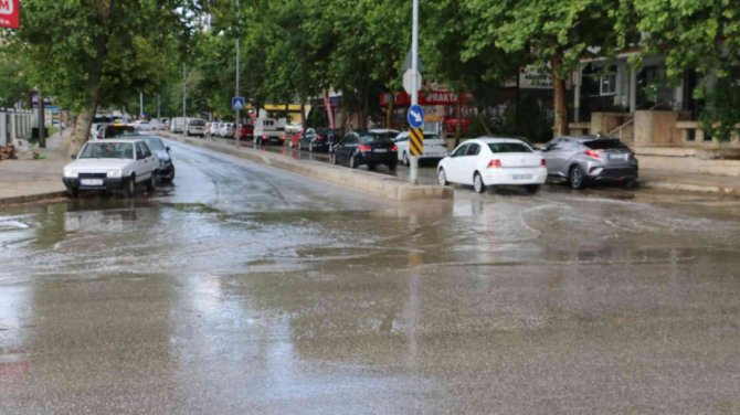 5 Dakikalık Sağanak Edirne’nin Bozuk Yollarını Göle Çevirdi