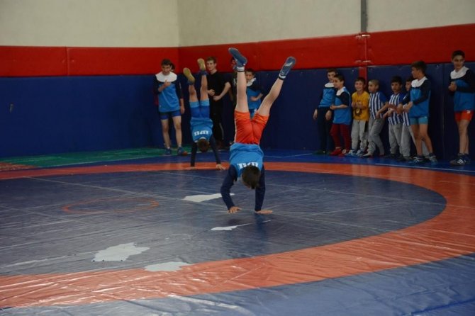Vali Memiş, Minik Güreşçileri Yalnız Bırakmadı