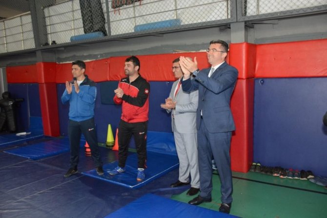 Vali Memiş, Minik Güreşçileri Yalnız Bırakmadı