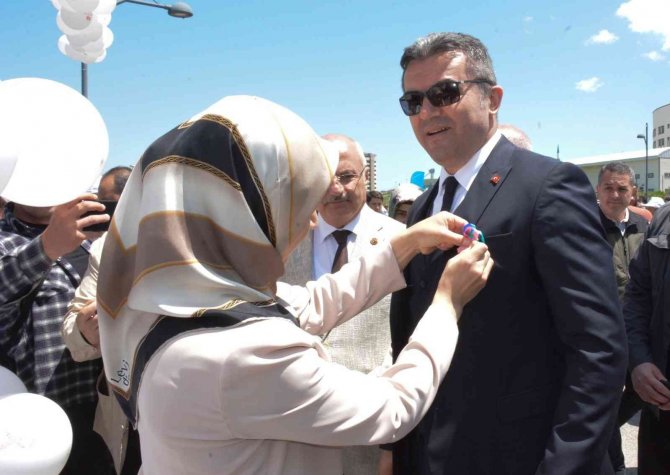 Erzurum’da “Tableti, Telefonu Bırak Doğaya Bak” Temalı Fidan Dikme Etkinliği