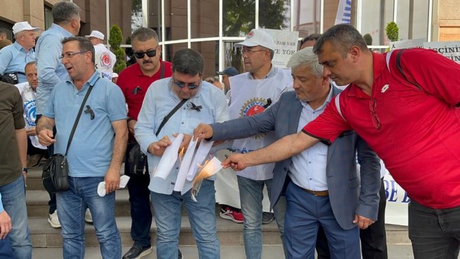Estram İşçileri Eylemde Bordro Yaktı, Sakal Kesmeme Kararı Aldı