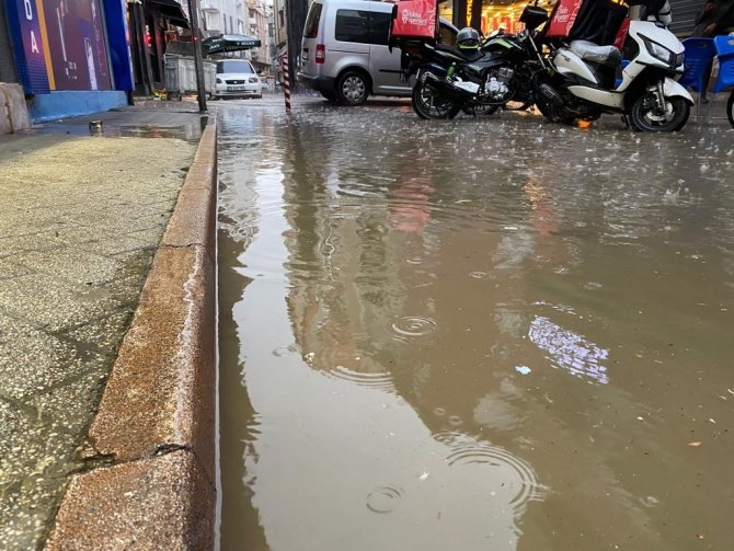 Sağanak Yağış Ve Dolu Kent Merkezinde Hayatı Felç Etti