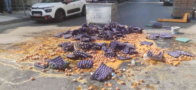 Maltepe’de Palet Devrildi, Binlerce Yumurta Yola Düşüp Kırıldı