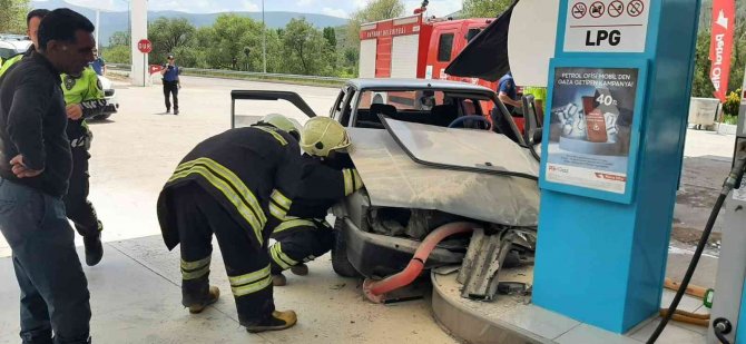 Freni Patlayan Otomobil Akaryakıt İstasyonuna Girdi: 2 Yaralı