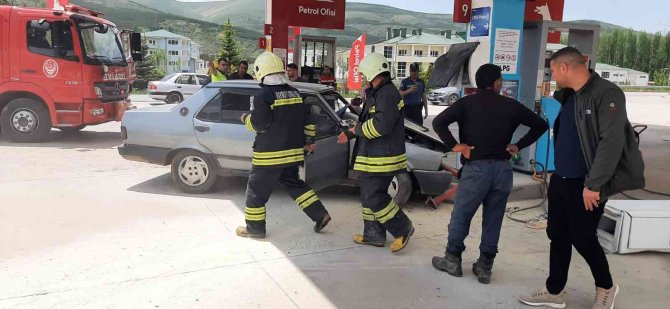 Freni Patlayan Otomobil Akaryakıt İstasyonuna Girdi: 2 Yaralı