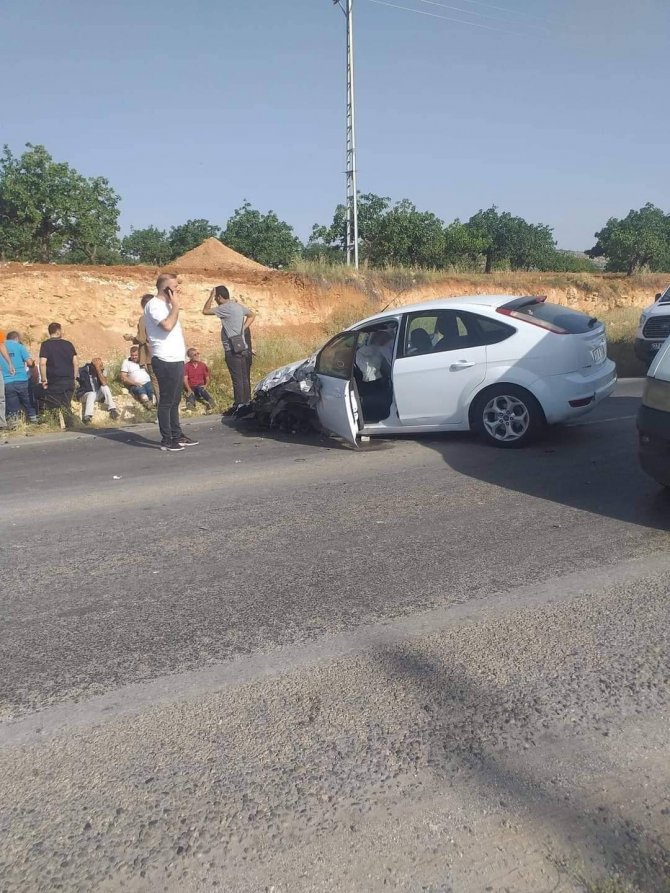 İ̇şçi Servisi Otomobille Çarpıştı: 9 Yaralı