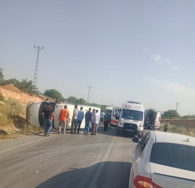 İ̇şçi Servisi Otomobille Çarpıştı: 9 Yaralı
