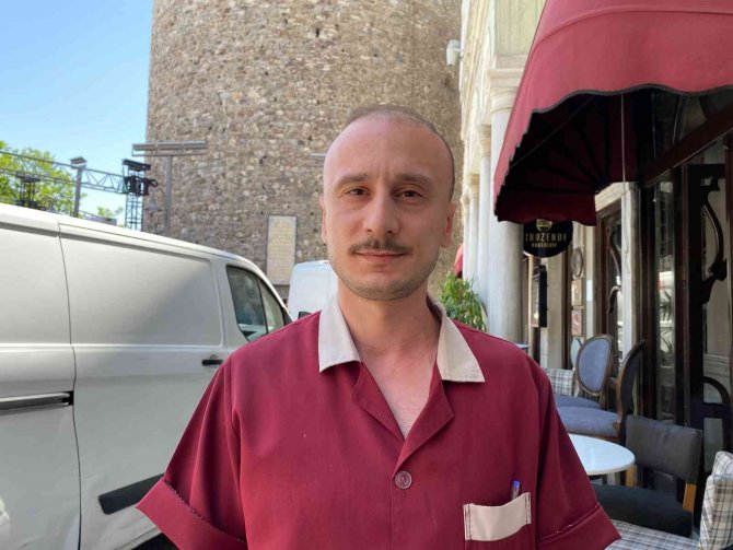Galata’da Kendini Yakan Şahsı Söndüren Esnaf: “İ̇lk Başta İllüzyon Gösterisi Sandım”