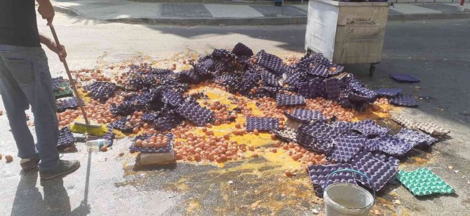 Maltepe’de Palet Devrildi, Binlerce Yumurta Yola Düşüp Kırıldı