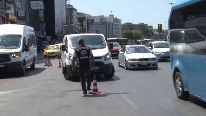 Kadıköy’de Emniyet Kemeri Takmayınca Ceza Yiyen Taksici: “İ̇yi Ki Varlar, İyi Ki Bizimleler”