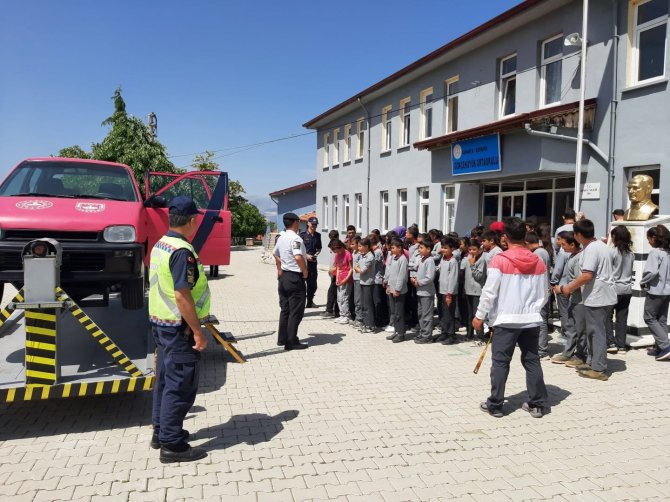 Jandarmadan Ortaokul Ve İlkokul Öğrencilerine Trafik Eğitimi