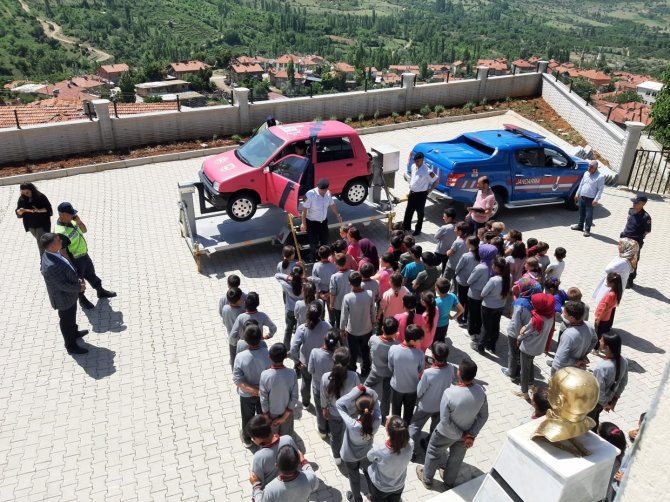 Jandarmadan Ortaokul Ve İlkokul Öğrencilerine Trafik Eğitimi