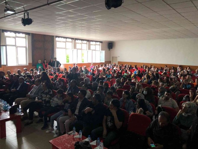 Kağızman’da Öğrencilerin İngilizce Tiyatrosu İlgiyle İzlendi