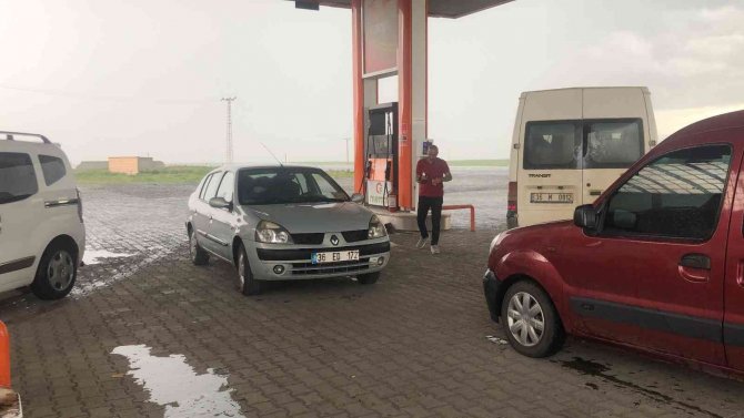 Kars’ta Dolu Yağışı Etkili Oldu