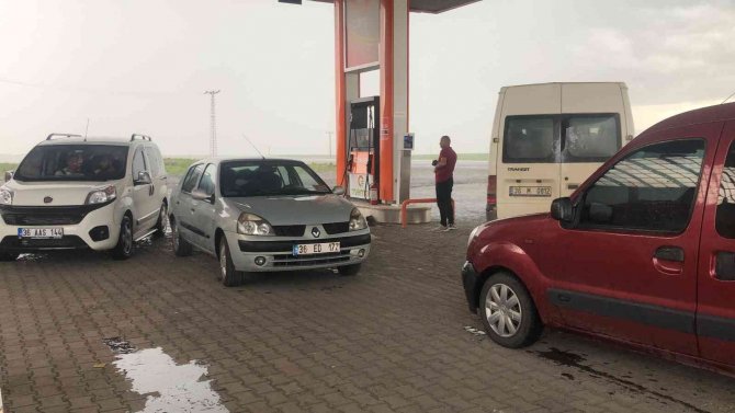 Kars’ta Dolu Yağışı Etkili Oldu