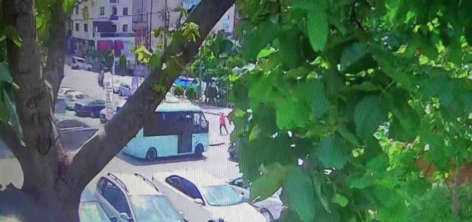 Kartal’da Freni Patlayan Minibüs Elektrik Direğini Devirip Duvara Çarptı