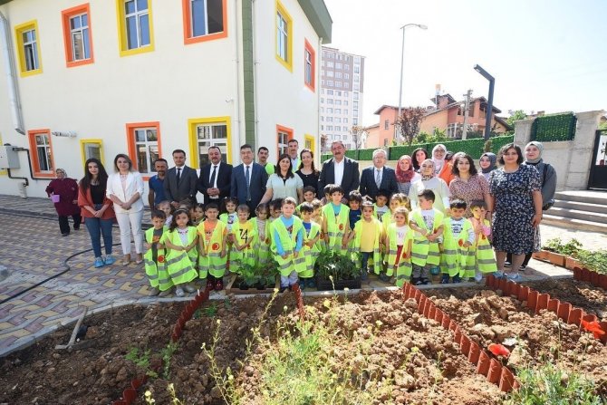 Çocuklar, Atalık Tohumdan Elde Edilen Fideleri Toprakla Buluşturdu