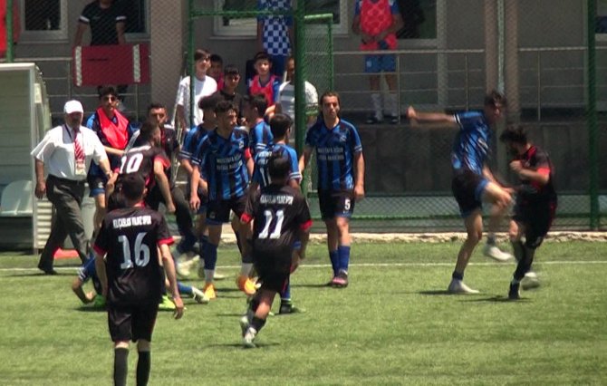 Amatör Maçta Önce Tekmeler Sonra Kartlar Havada Uçuştu!
