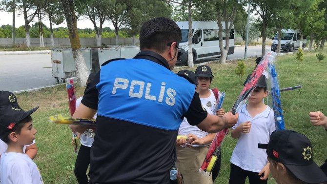 Köy Okulu Öğrencileri Polislerle Uçurtma Uçurdu