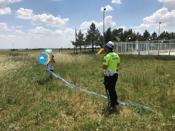 Köy Okulu Öğrencileri Polislerle Uçurtma Uçurdu